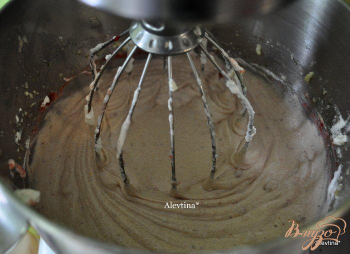 Фото приготовление рецепта: Слоеный торт с клубничной начинкой и кремом «Амаретто» шаг №4