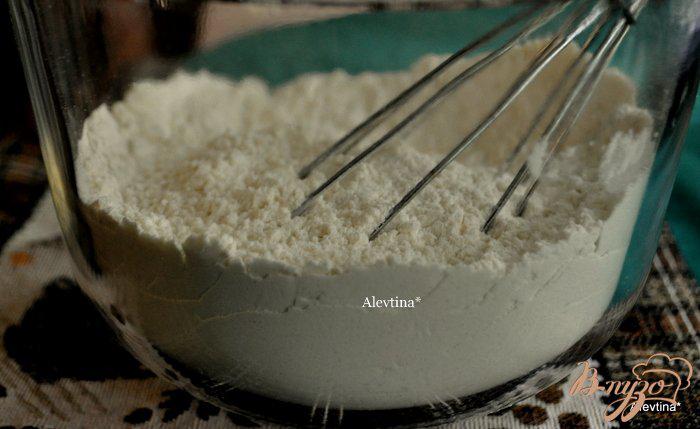 Фото приготовление рецепта: Слоеный торт с клубничной начинкой и кремом «Амаретто» шаг №3