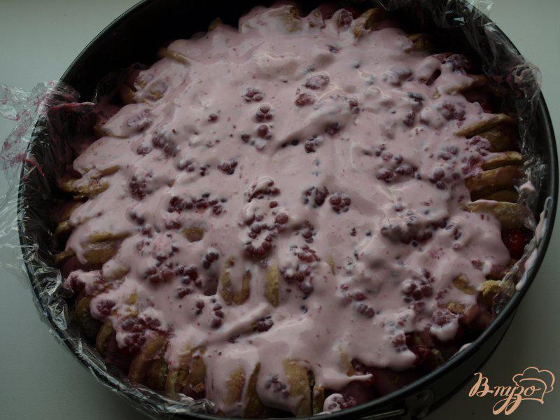 Фото приготовление рецепта: Торт из пряников с ягодами шаг №4