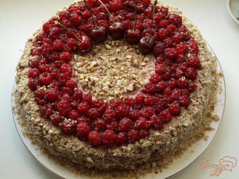 Фото приготовление рецепта: Торт из пряников с ягодами шаг №8