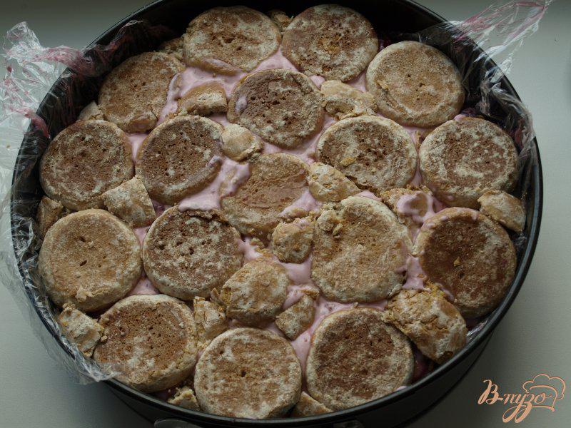 Фото приготовление рецепта: Торт из пряников с ягодами шаг №5
