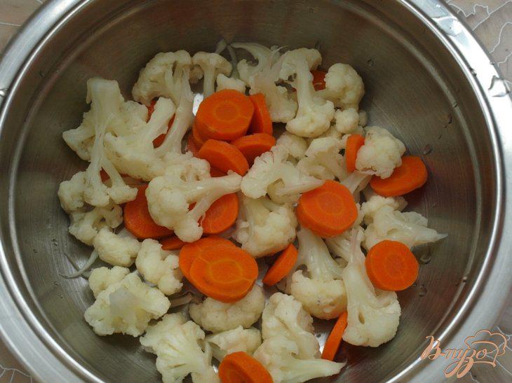 Фото приготовление рецепта: Цветная капуста с брынзой и морковью шаг №3