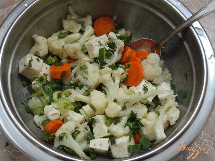 Фото приготовление рецепта: Цветная капуста с брынзой и морковью шаг №4