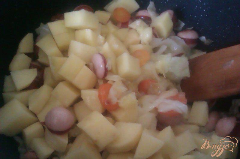 Фото приготовление рецепта: Овощи тушеные с сосисками шаг №4
