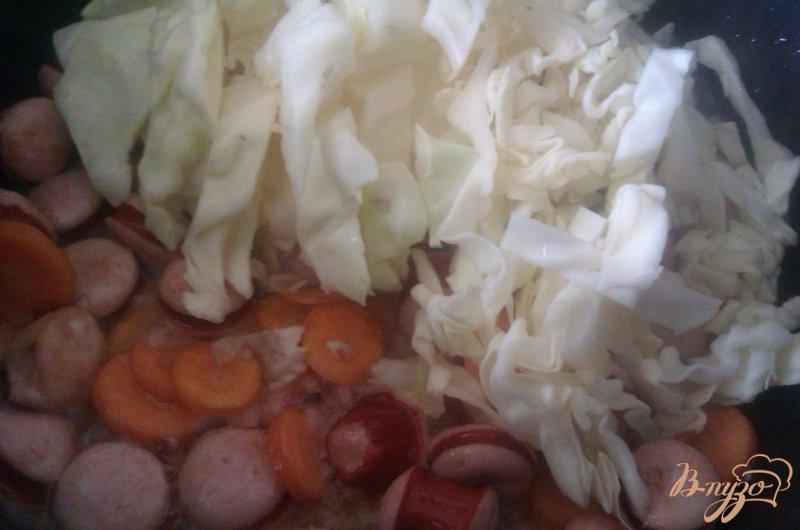 Фото приготовление рецепта: Овощи тушеные с сосисками шаг №3