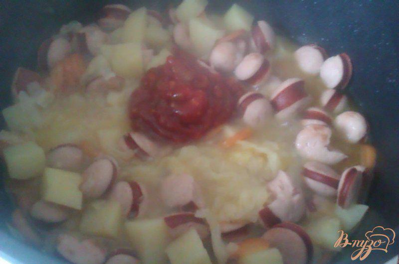 Фото приготовление рецепта: Овощи тушеные с сосисками шаг №5