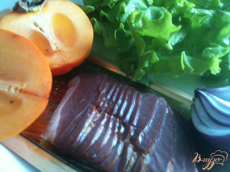 Фото приготовление рецепта: Салат из вяленой утиной грудки с хурмой шаг №1