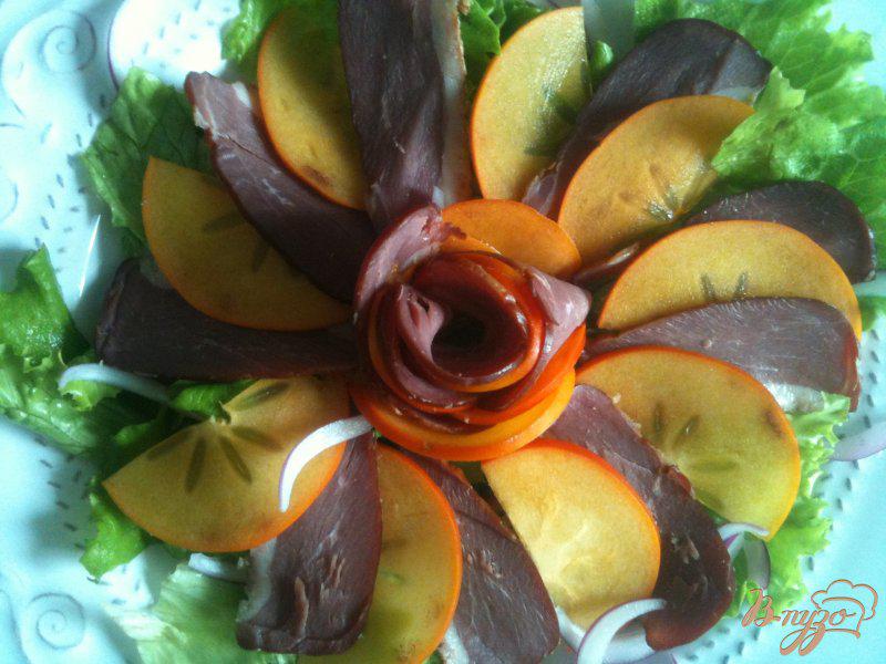 Фото приготовление рецепта: Салат из вяленой утиной грудки с хурмой шаг №5