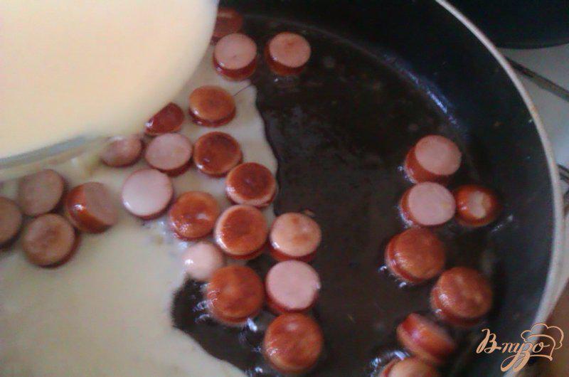 Фото приготовление рецепта: Омлет с сосисками шаг №3