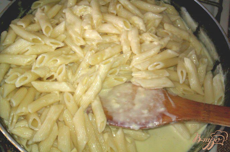 Фото приготовление рецепта: Паста пенне в сливочно-сырном соусе шаг №6