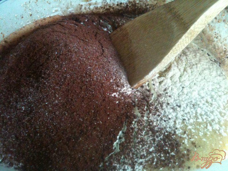 Фото приготовление рецепта: Шоколадный кекс с грушами шаг №4
