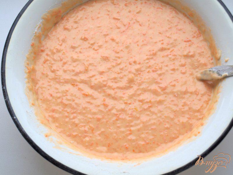 Фото приготовление рецепта: Морковно-тыквенные кексы с мармеладом шаг №4