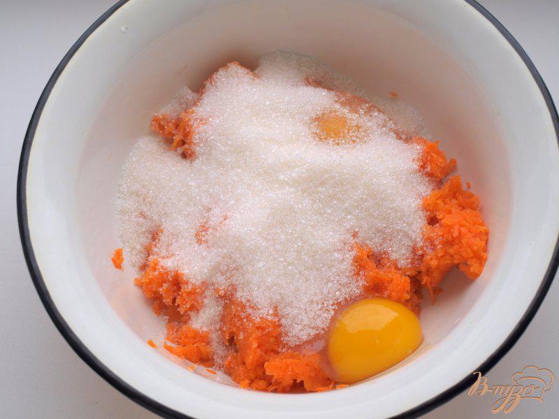 Фото приготовление рецепта: Морковно-тыквенные кексы с мармеладом шаг №2