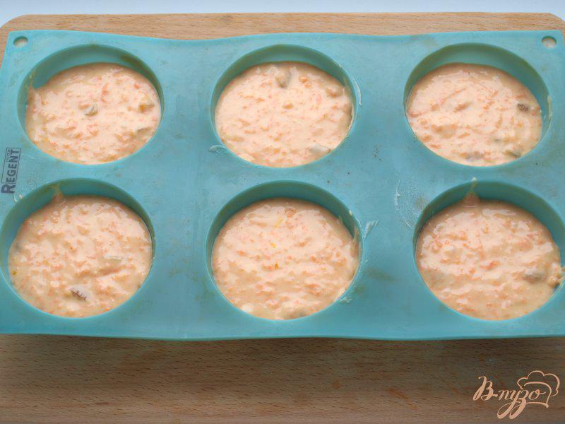 Фото приготовление рецепта: Морковно-тыквенные кексы с мармеладом шаг №6