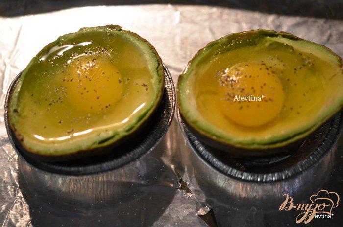 Фото приготовление рецепта: Авокадо с запеченными яйцами шаг №2