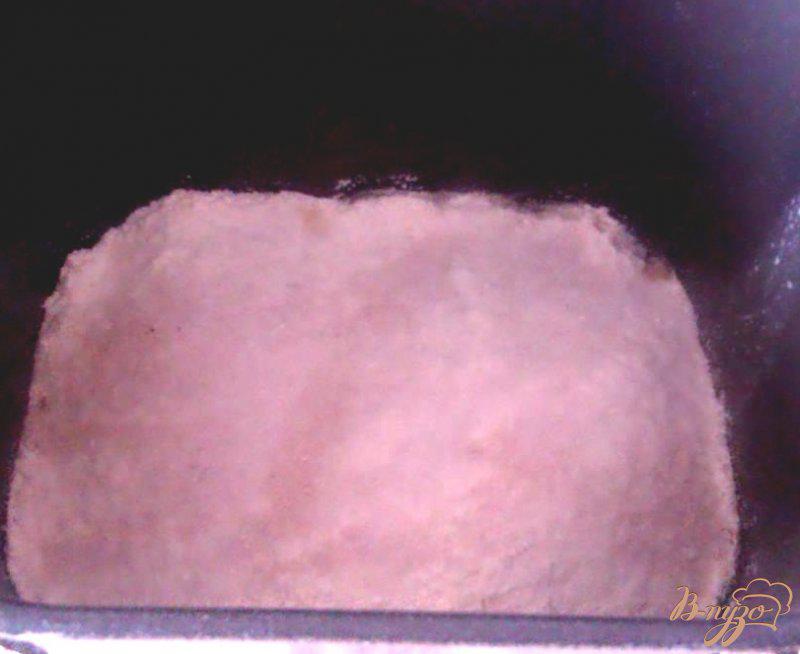 Фото приготовление рецепта: Белый хлеб с семечками в хлебопечке шаг №2