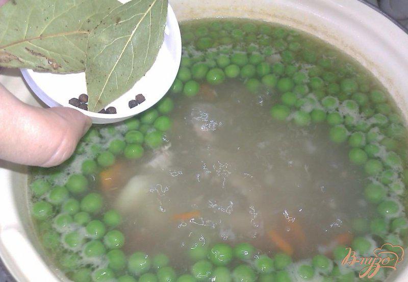 Фото приготовление рецепта: Картофельный суп со свининой и зеленым горошком шаг №5