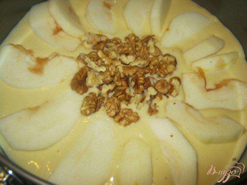 Фото приготовление рецепта: Яблочно-ореховый пирог «Цветок» шаг №5