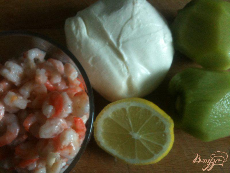 Фото приготовление рецепта: Салат с моцареллой, киви и креветками шаг №1