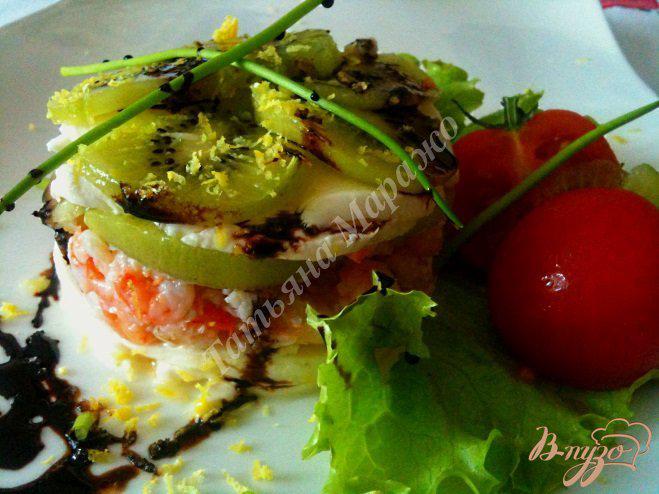 Фото приготовление рецепта: Салат с моцареллой, киви и креветками шаг №6