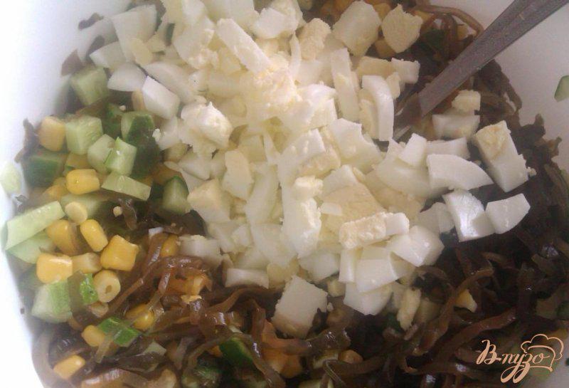 Фото приготовление рецепта: Салат из морской капусты с огурцом шаг №4