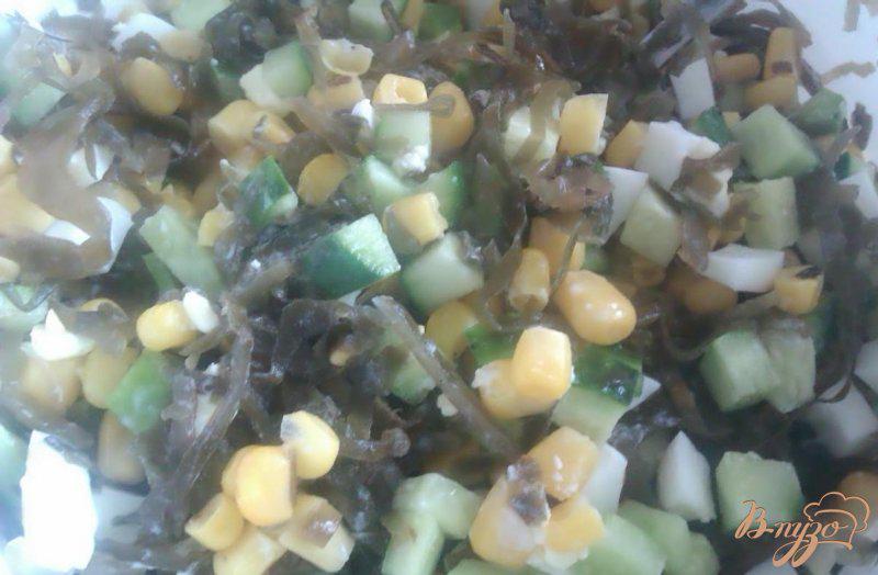 Фото приготовление рецепта: Салат из морской капусты с огурцом шаг №5