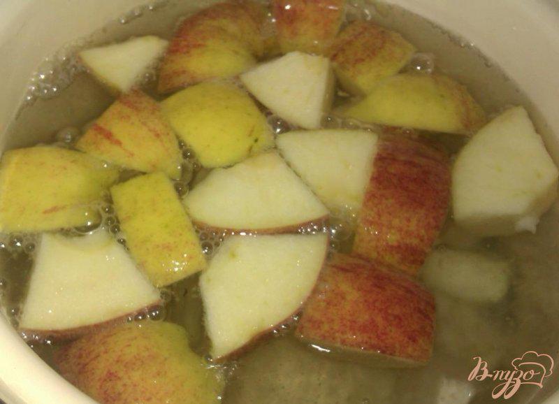 Фото приготовление рецепта: Яблочно-грушевый компот шаг №2