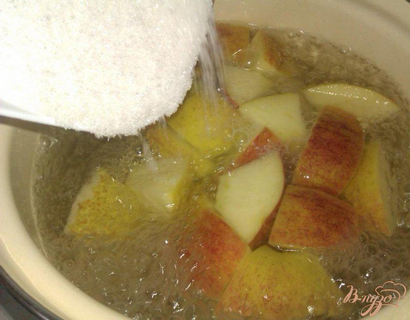 Фото приготовление рецепта: Яблочно-грушевый компот шаг №3