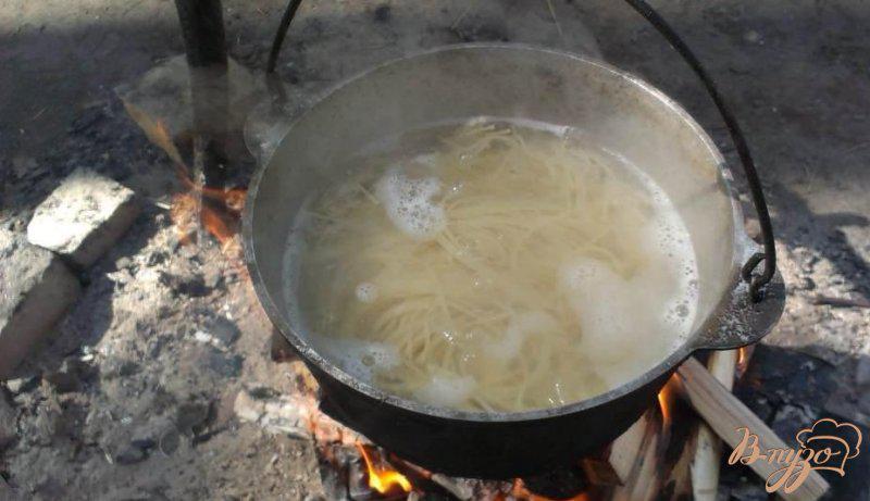 Фото приготовление рецепта: Спагетти по-флотски на костре шаг №2