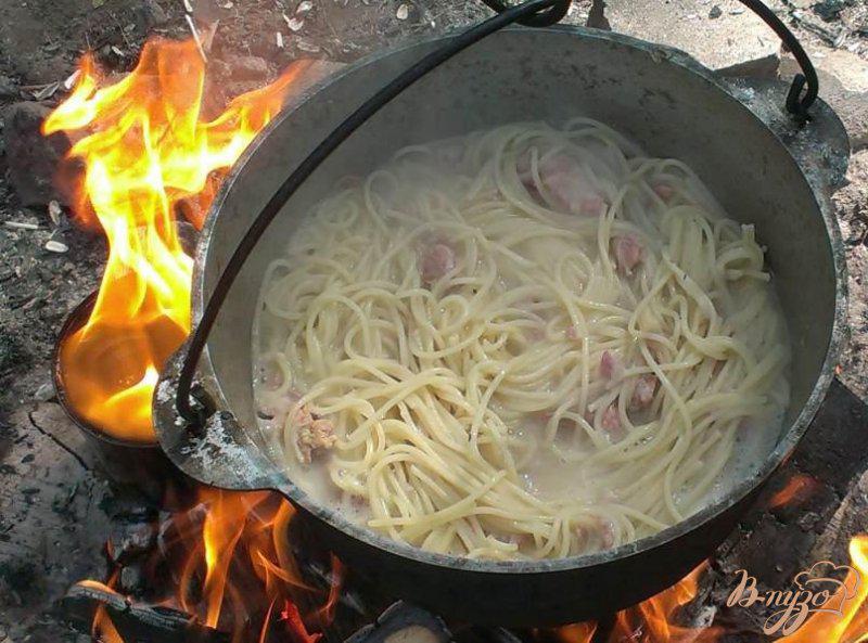 Фото приготовление рецепта: Спагетти по-флотски на костре шаг №4