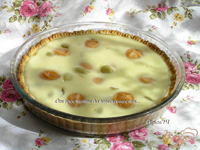 Фото приготовление рецепта: Нежный пирог с абрикосами и виноградом шаг №8