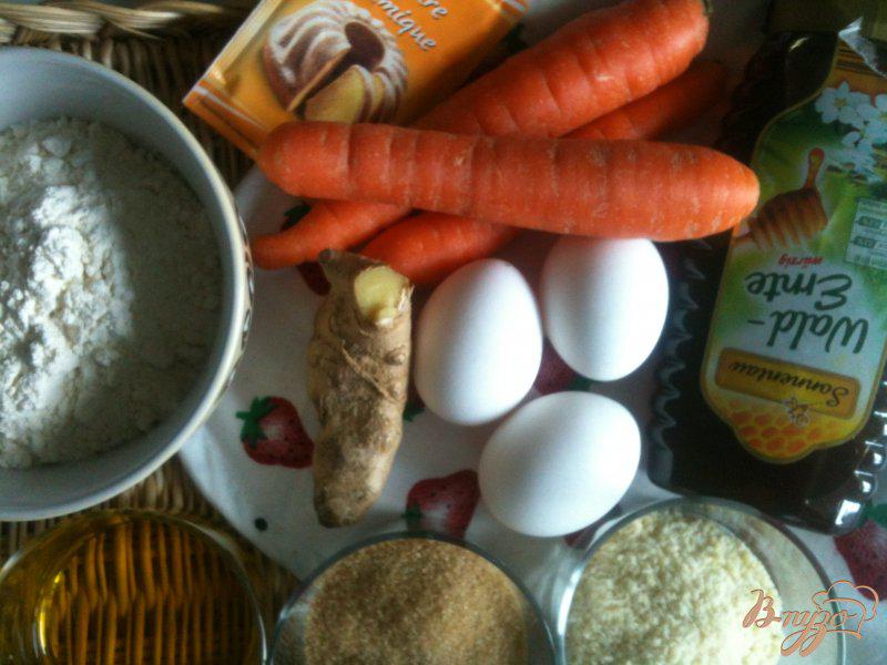 Фото приготовление рецепта: Кексы морковно-имбирные с медом шаг №1