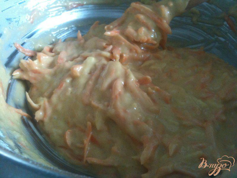 Фото приготовление рецепта: Кексы морковно-имбирные с медом шаг №6