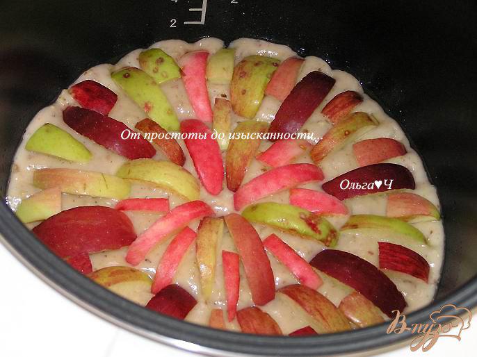 Фото приготовление рецепта: Ореховый пирог с яблоками шаг №4