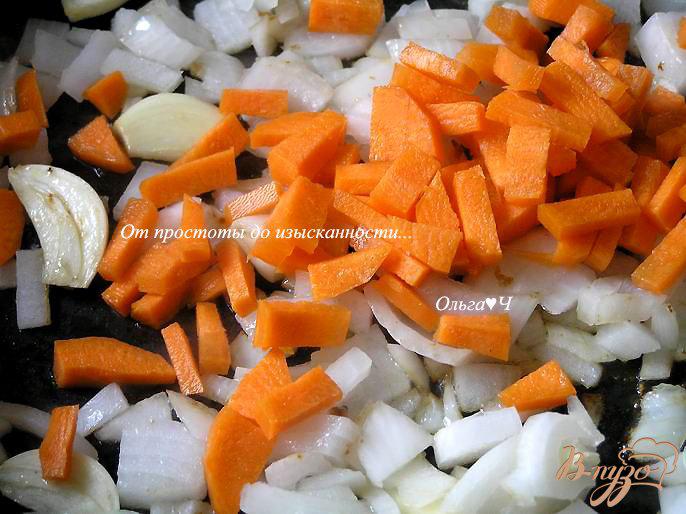 Фото приготовление рецепта: Говядина с грибами и морковью в соусе из красного вина шаг №3