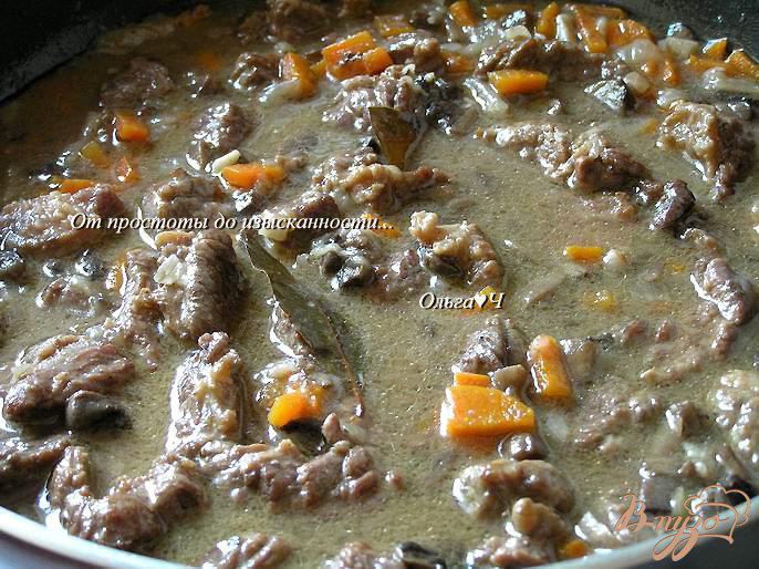 Фото приготовление рецепта: Говядина с грибами и морковью в соусе из красного вина шаг №6
