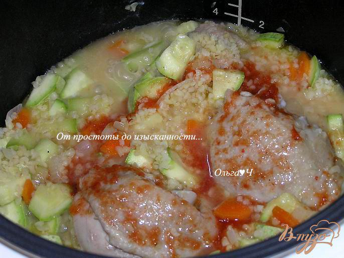 Фото приготовление рецепта: Булгур с куриными бедрышками и кабачком в мультиварке шаг №4