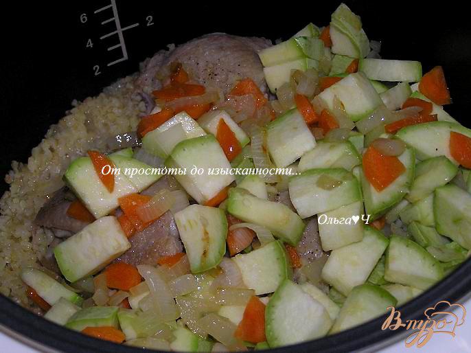 Фото приготовление рецепта: Булгур с куриными бедрышками и кабачком в мультиварке шаг №3
