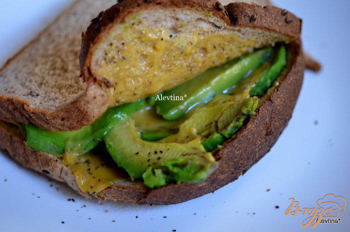 Фото приготовление рецепта: Бутерброд с авокадо шаг №3