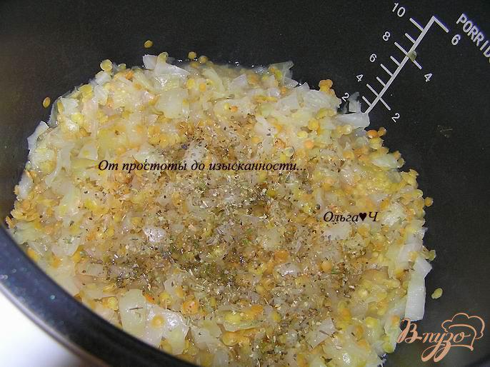 Фото приготовление рецепта: Тушеная капуста с двумя видами чечевицы и орегано шаг №3