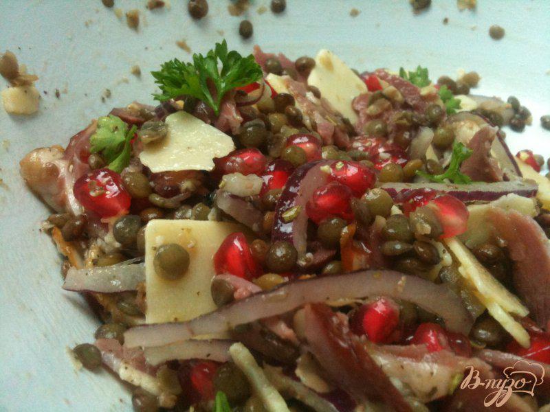 Фото приготовление рецепта: Салат из чечевицы с зернами граната шаг №4