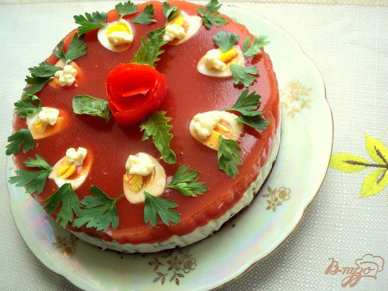 Фото приготовление рецепта: Закусочный  сырно-томатный торт шаг №11