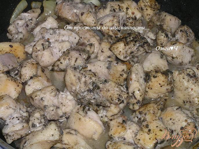 Фото приготовление рецепта: Куриные грудки с шалфеем в белом вине шаг №4
