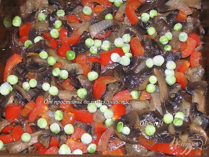 Фото приготовление рецепта: Фриттата с грибами, овощами и сыром фета шаг №3