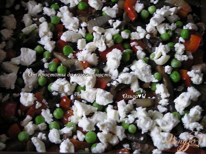 Фото приготовление рецепта: Фриттата с грибами, овощами и сыром фета шаг №4