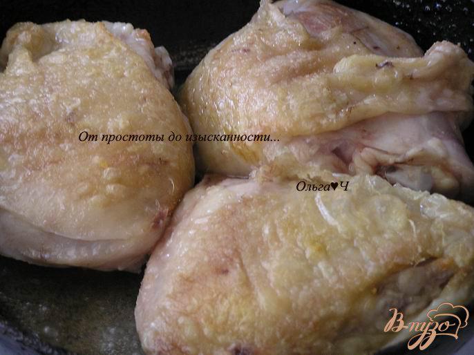 Фото приготовление рецепта: Куриные бедра с капустой и рисом в мультиварке шаг №2