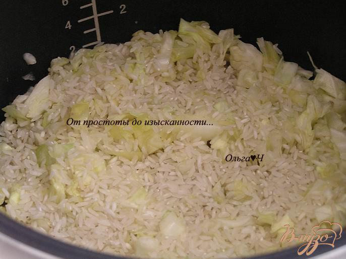 Фото приготовление рецепта: Куриные бедра с капустой и рисом в мультиварке шаг №3