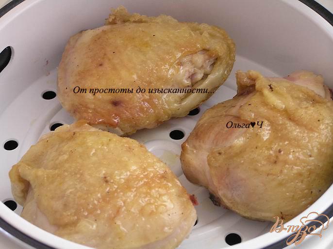 Фото приготовление рецепта: Куриные бедра с капустой и рисом в мультиварке шаг №4