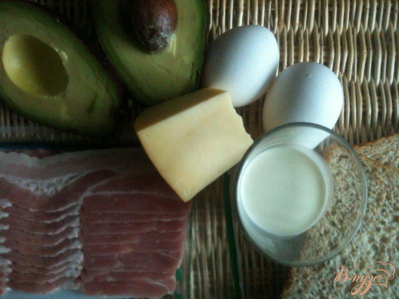 Фото приготовление рецепта: Горшочек из авокадо с яйцом шаг №1