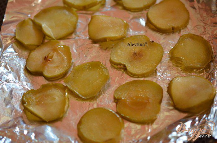 Фото приготовление рецепта: Яблочные карамелизированные чипсы шаг №3